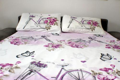サレルノにあるB&B Lucio e Liliのベッド1台(枕2つ、自転車1台付)