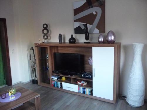 Μια τηλεόραση ή/και κέντρο ψυχαγωγίας στο Ferienwohnung Alina, Limbach-Oberfrohna