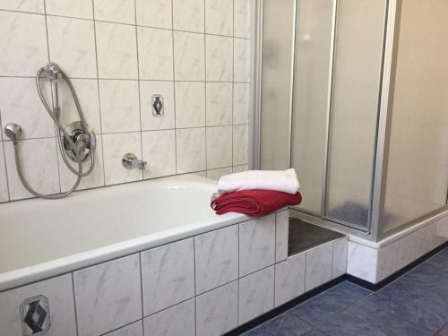 una toalla sentada al borde de una bañera en Ferienwohnung am Dörenberg en Georgsmarienhütte