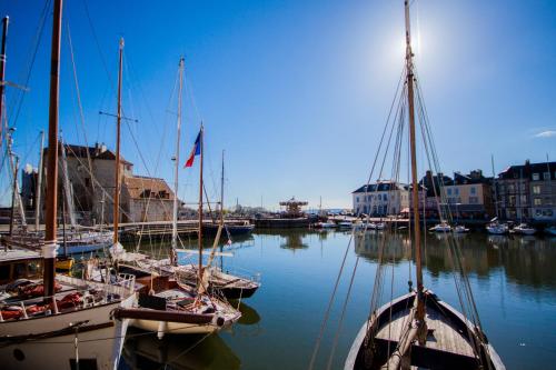 un gruppo di barche ormeggiate in un porto di Honfleur location a Honfleur