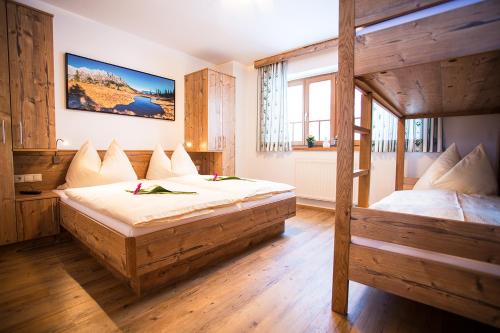 1 Schlafzimmer mit 2 Etagenbetten in einem Zimmer in der Unterkunft Grafenberg Chalet in Wagrain