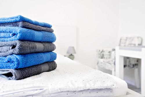 ein Stapel Handtücher auf einem Bett in der Unterkunft LuxApart Dzidzikovac City Centar free parking in Sarajevo
