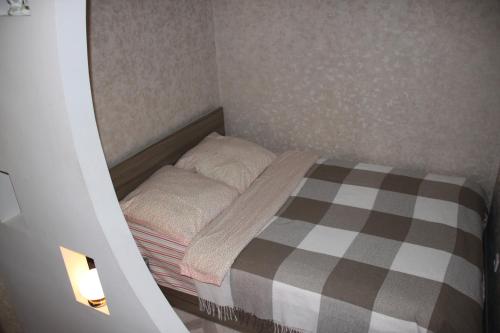 スモレンスクにあるApartment on Nahimova 40の小さなベッドルーム1室(小さなベッド1台付)