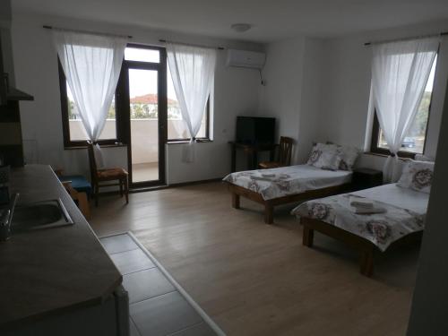 salon z 2 łóżkami i kanapą w obiekcie Aleksandrovo Apartments w mieście Aleksandrovo