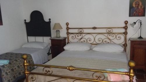 a bedroom with two twin beds and a lamp at B&b Lemon Garden in Sciacca