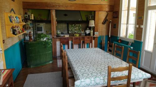 une salle à manger avec une table et une cuisine dans l'établissement LA LOUISIANE 31, à Villefranche-de-Lauragais