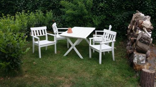 a white picnic table and chairs in a yard at Belvedere B&B in Svendborg