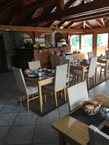 Majoituspaikan Guesthouse Villa Plitvička ravintola tai vastaava paikka