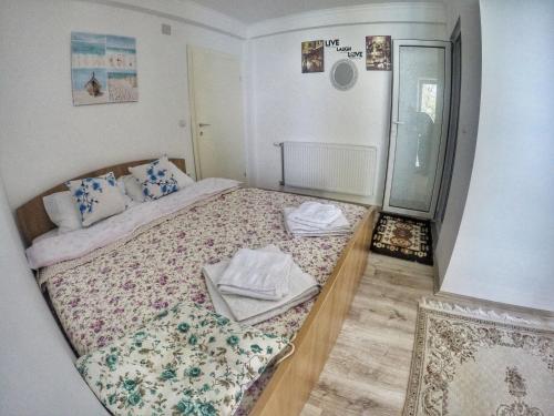Kostoski Villa tesisinde bir odada yatak veya yataklar