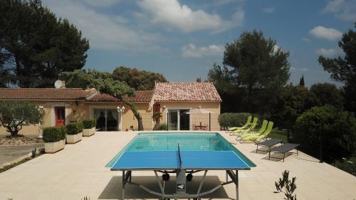 ACCENT IMMOBILIER Villa neuve wifi gratuit piscineの敷地内または近くにある卓球施設