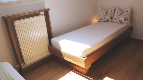 Ένα ή περισσότερα κρεβάτια σε δωμάτιο στο Kinderparadies Bachbauer