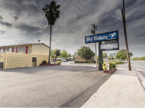 a sign for a ski majors motel on a street at Sky Riders Motel in Sacramento