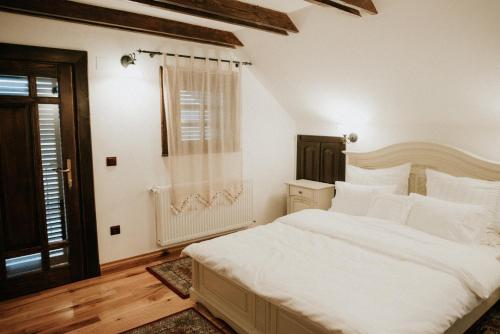 a bedroom with a large white bed and a window at La Saca 42 in Saca