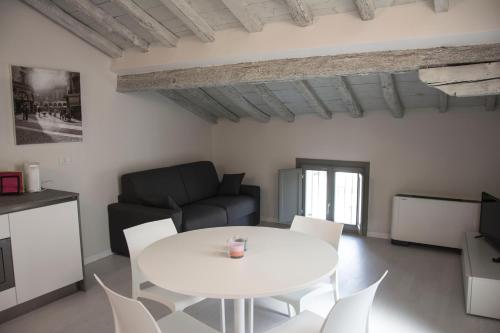 a living room with a white table and chairs at Residenza La Torre in Mantova