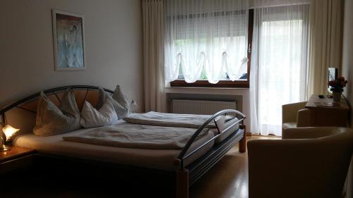 a small bedroom with a bed and a window at Gästehaus Schneider in Brauneberg