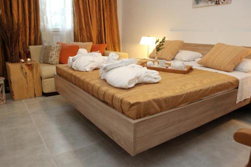 een slaapkamer met een bed met handdoeken erop bij Iris 2 in Paralia Katerinis