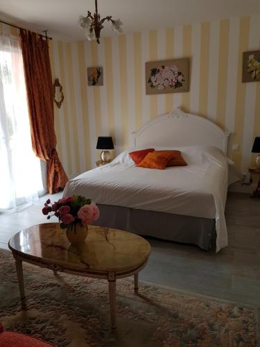 En eller flere senger på et rom på Mas d'Azur