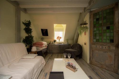 un soggiorno con un divano e un tavolo di Honfleur location a Honfleur