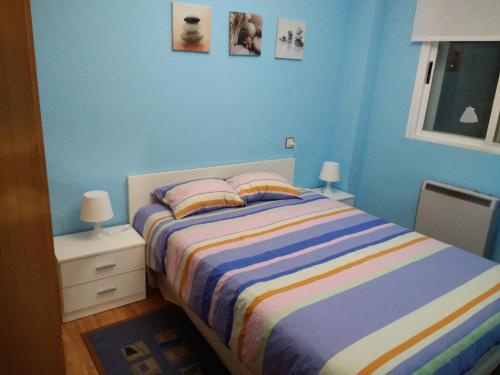 サンタ・マルタ・デ・トルメスにあるSan Blasの青いベッドルーム(ベッド1台、ランプ2つ付)