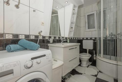 Ένα μπάνιο στο Apartment Mirjana