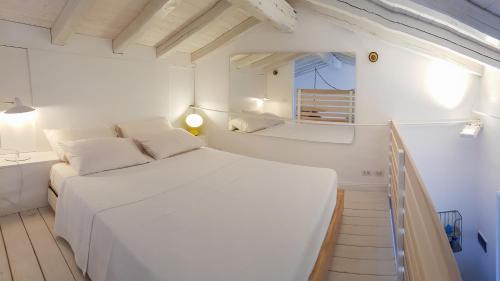 um quarto branco com uma cama e uma janela em Blue Bay Taormina em Taormina