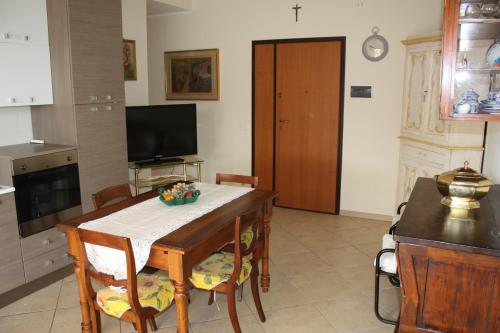 a kitchen with a table with chairs and a television at Casa Betta in Certaldo