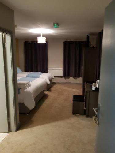 pokój hotelowy z łóżkiem i oknem w obiekcie Lynch's on the Pier w mieście Castletownbere