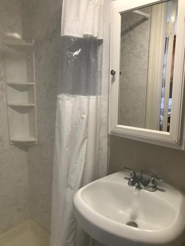 Bilik mandi di Mallard Apartments