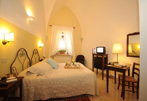 سرير أو أسرّة في غرفة في Albergo Duomo