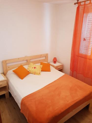 Ліжко або ліжка в номері Apartmani Čulek