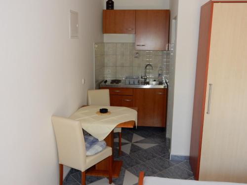Kuchyňa alebo kuchynka v ubytovaní Apartments Indira II
