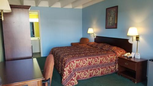 een hotelkamer met een bed en een tafel bij Scottish Inns Morristown in Morristown