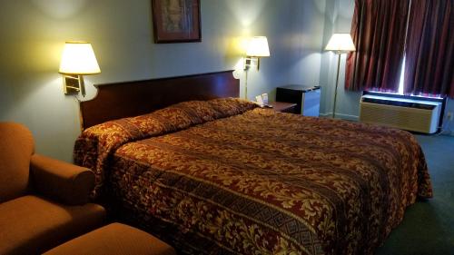 een hotelkamer met een bed en een stoel bij Scottish Inns Morristown in Morristown