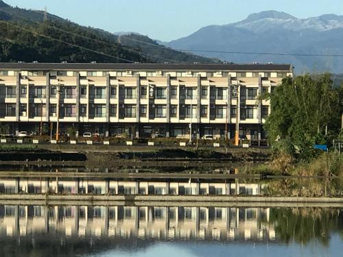 Dayinにある飛官的家&可包棟の水面の建物