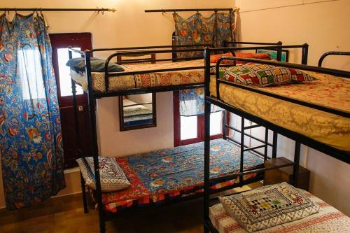 um grupo de beliches em um quarto em Brown Bread Bakery Guest House em Varanasi