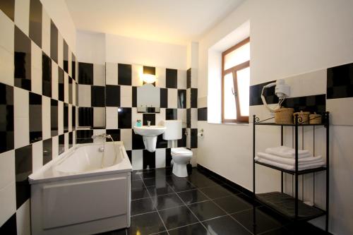 een badkamer met een bad, een wastafel en een toilet bij Casa Corona in Braşov