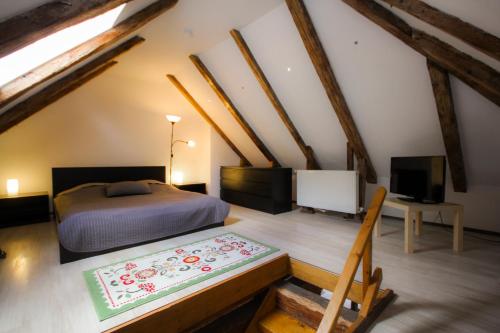 1 dormitorio con 1 cama y TV en el ático en Casa Corona, en Brasov