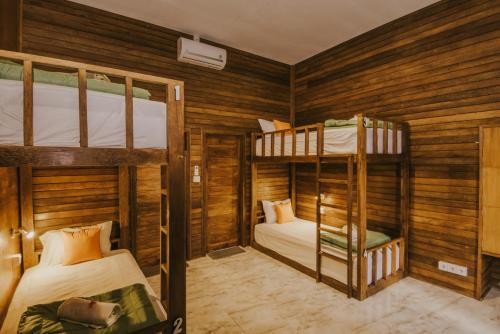 Postel nebo postele na pokoji v ubytování Devadav Hostel (Bunk Bed) Nusa Lembongan