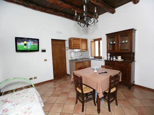 jadalnia ze stołem i kuchnią w obiekcie La Neffola Residence w Sorrento