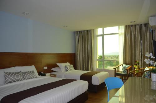 Tempat tidur dalam kamar di TD Mutiara Hotel Semporna