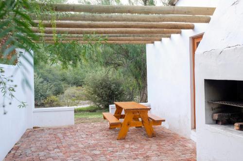 Kawasan patio atau luaran di De Bos Cottages