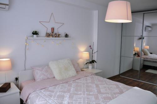 Ein Bett oder Betten in einem Zimmer der Unterkunft Lux Apartment
