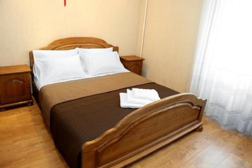 モスクワにあるBarclay Apartmentのベッドルーム1室(ベッド1台、タオル2枚付)
