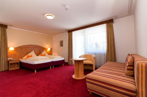 Habitación de hotel con 2 camas y ventana en Hotel Cortina en Höchenschwand
