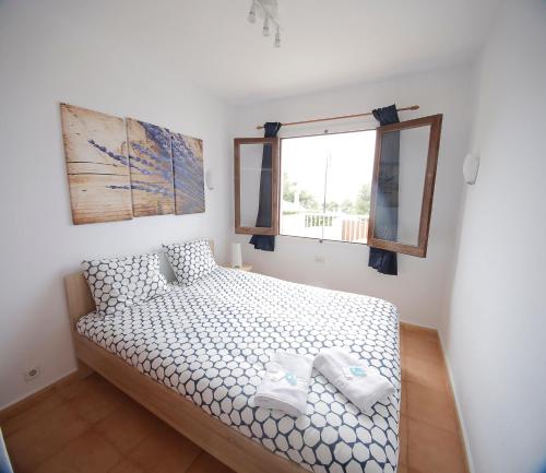 ビニベカにあるVilla Binicudiのベッドルーム(ベッド1台、窓付)