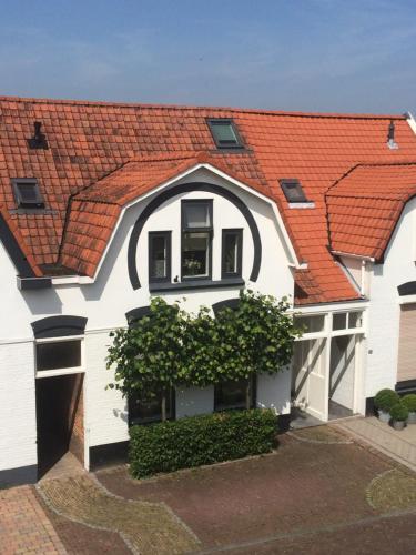 a white house with an orange roof at Bed & breakfast Yerseke in Yerseke