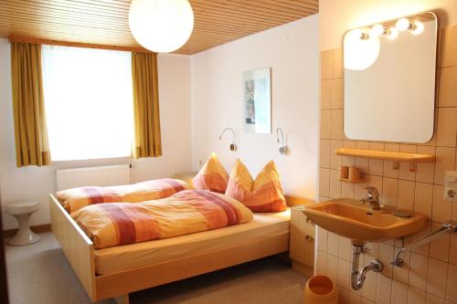 Tempat tidur dalam kamar di Steiert Panorama Apartments Todtnau