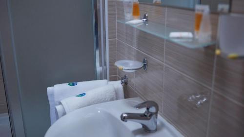 Nová Ves的住宿－Penzion Archery，浴室配有盥洗盆、镜子和毛巾
