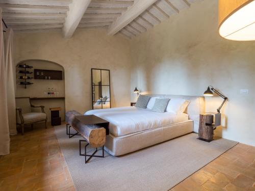 Katil atau katil-katil dalam bilik di Argiano Dimore Wine Relais