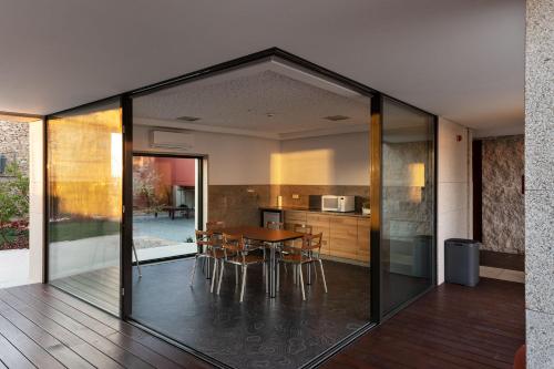 a glass house with a dining room and kitchen at Casa de Santa Cruz in Felgar